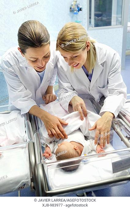 Nurses and newborn baby, child-care unit, pediatrics. Hospital Policlinica Gipuzkoa, San Sebastian, Donostia, Euskadi, Spain