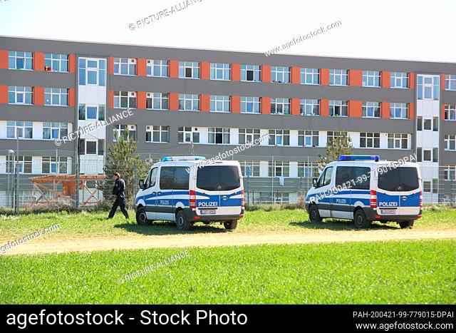 19 April 2020, Saxony-Anhalt, Halberstadt: Police officers ensure compliance with the quarantine at the Central Asylum Service (ZASt) in Halberstadt