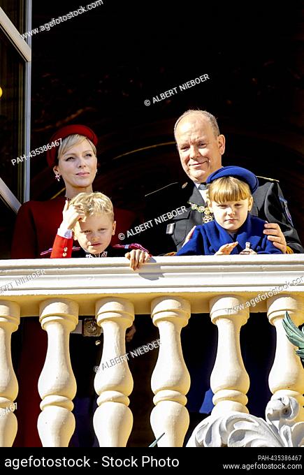 Príncipe Alberto II, Princesa Charlene, Príncipe Jacques y Princesa Gabriella de Mónaco en el balcón del Palacio Príncipe en Mónaco-Ville