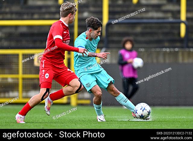 Semm Renders (16) of Antwerp defending on Dani Rodriguez (7) of Barcelona during the Uefa Youth League matchday 6 game in group H in the 2023-2024 season...