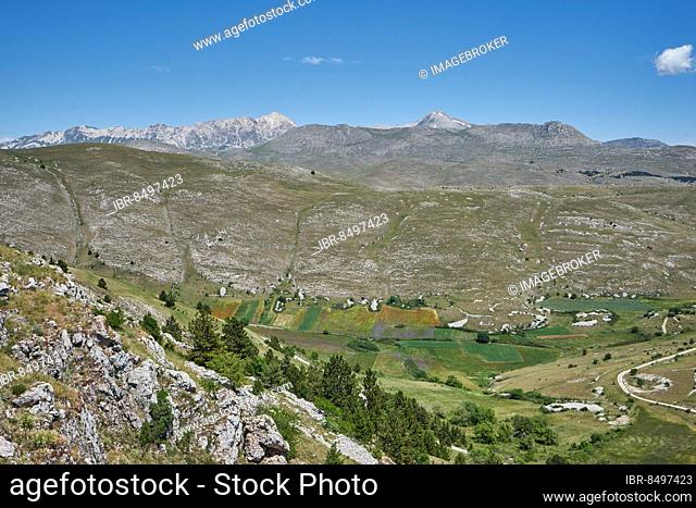 Mountain landscape of Gran Sasso, near the mountain village of Santo Stefano di Sessanio, Gran Sasso National Park and Monti della Laga, Abruzzo, Apennines