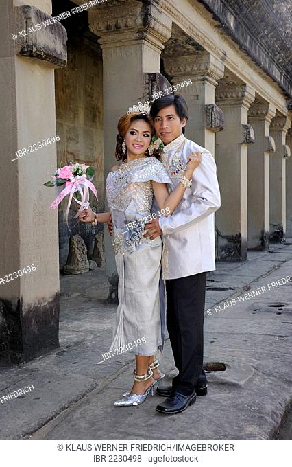 Khmer bridal couple at the temple of Angkor Wat, Siam Reap, Cambodia, Southeast Asia, Asia