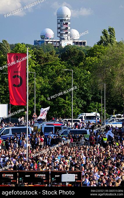21 May 2022, Berlin: Soccer: DFB Cup, SC Freiburg - RB Leipzig, Final, Olympiastadion. Fans stand at the entrance at the south gate before the match