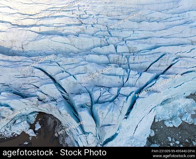 27 September 2023, Norway, Pyramiden: The Nordenskiöldbreen glacier in the Billefjord (aerial view with a drone). Photo: Sebastian Kahnert/dpa