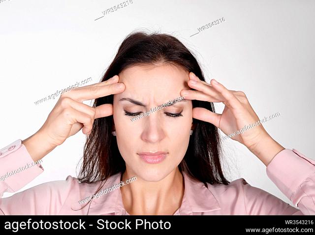 Geschäftsfrau hat Kopfschmerzen   exhausted young businesswoman has headache