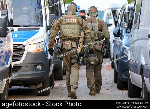 08 November 2023, Hamburg: Heavily armed special forces are deployed in a threat situation at the Blankenese district school in Hamburg