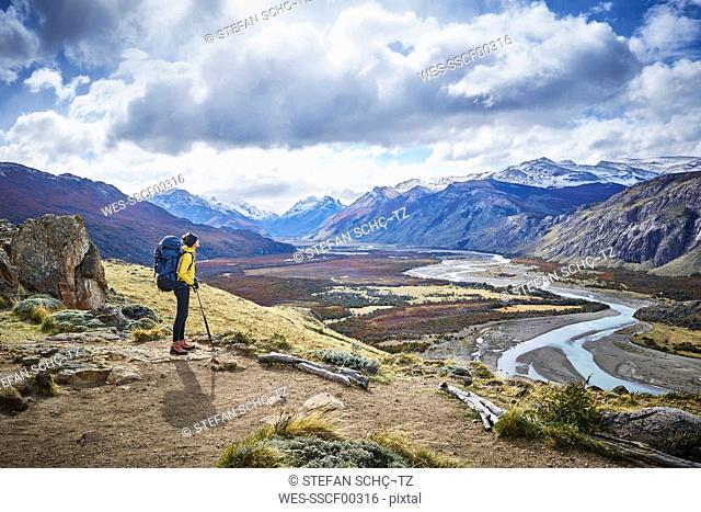 Argentina, Patagonia, El Chalten, woman on a hiking trip at Fitz Roy and Cerro Torre