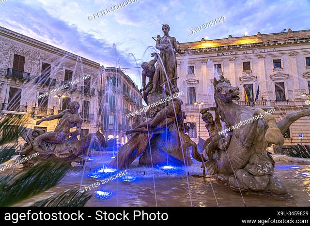 Fountain of Artemis on Archimedes Square at dusk, Ortygia island, Syracuse, Sicily, Italy, Europe