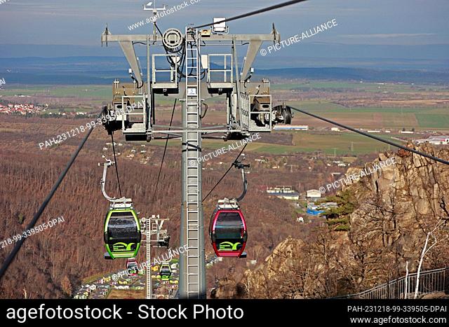 18 December 2023, Saxony-Anhalt, Thale: View of the gondola lift operated by Seilbahnen Thale GmbH. Trial operation is currently underway on the installation