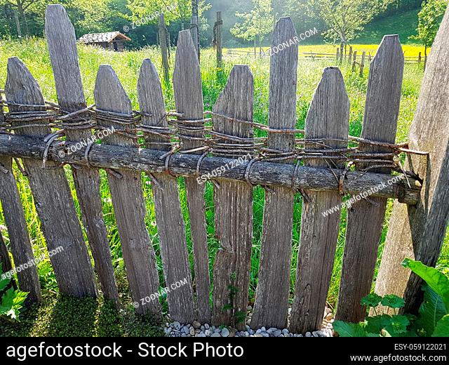 Alte historische Zaeune aus Holz die immer noch in den Bergen zu finden sind. Old historical wooden fences that can still be found in the mountains