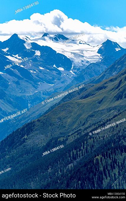 Europe, Austria, Tyrol, Stubai Alps, view from the Starkenburger Hütte to the Sulzenauferner with the Zuckerhütl