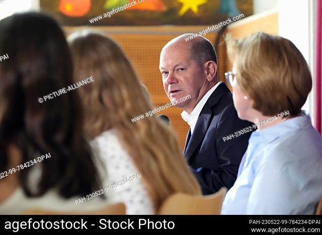 22 May 2023, Brandenburg, Kleinmachnow: Chancellor Olaf Scholz (SPD) visits the Eigenherd School on the occasion of the EU Project Day and answers the questions...