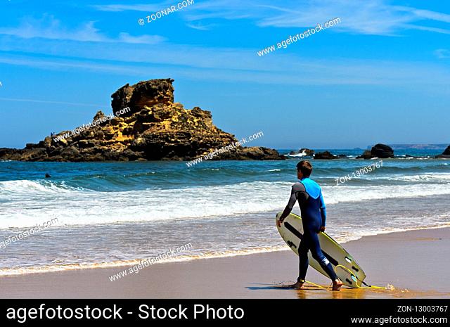 Wellenreiter am Strand Praia do Castelejo an der Costa Vicentina Küste, Vila do Bispo, Portugal / Surfer at theamPraia do Castelejo beach at the Costa Vicentina...