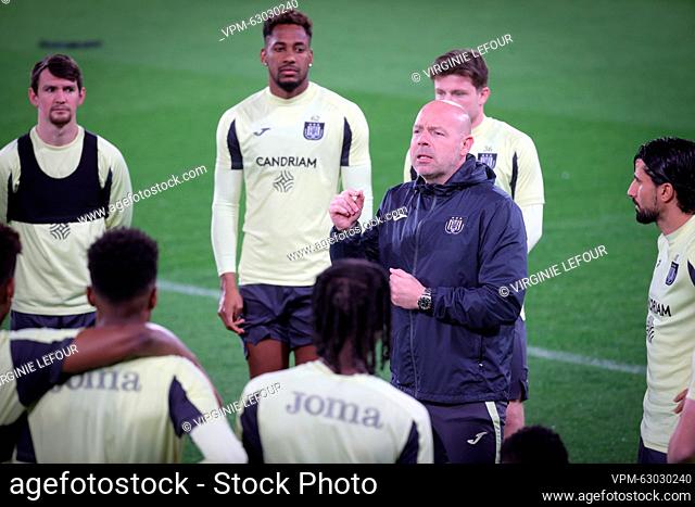 Anderlecht's head coach Brian Riemer talks to his players during a training session of Belgian soccer team RSC Anderlecht, Wednesday 15 March 2023 in Villarreal