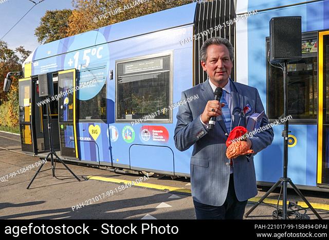 17 October 2022, Berlin: Physician and science journalist Eckart von Hirschhausen stands in front of one such streetcar during the presentation of three...