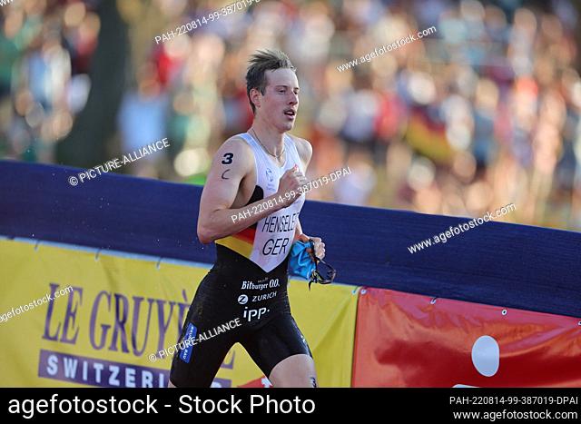 14 August 2022, Bavaria, Munich: European Championships, Triathlon, Relay, Mixed, at the Olympic Park. Simon Henseleit (Germany) in action