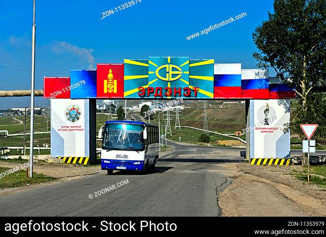 Haupttor mit der mongolischen und russischen Flagge zum Kupferbergwerk Erdenet Mining Corporation EMC, Erdenet, Mongolei / Main gate with the Mongolian and...