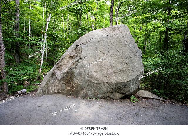 Canada, Ontario, Algonquin Provincial Park, Lookout Trail, boulder left by ice-age