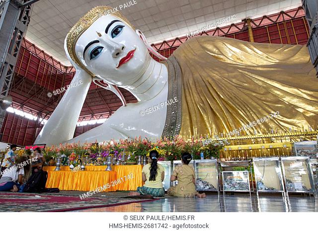 Myanmar (Burma), Rangoon, the reclining Buddha of Chaukhtatgyi pagoda with prayers