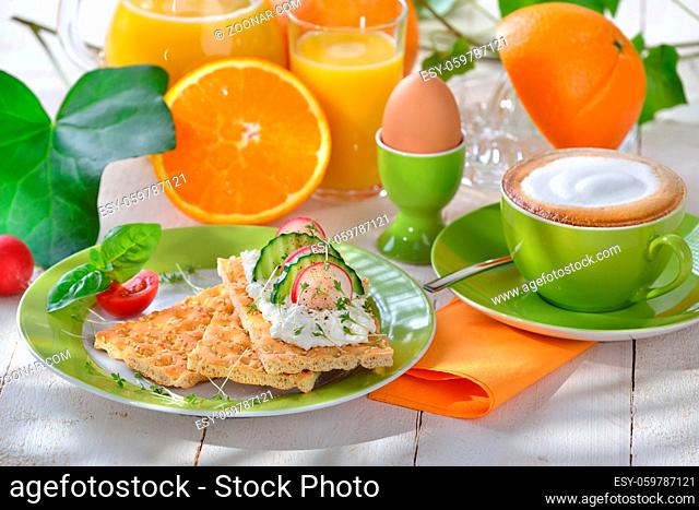 Leichtes Frühstück mit Frischkäse-Knäckebrot und Cappucino - Light breakfast with cottage cheese crispbread and a cup of cappuccino