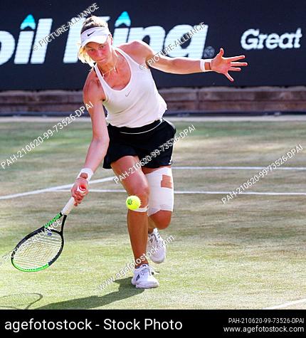 20 June 2021, Berlin: Tennis: WTA Tour, Singles, Final Samsonova (Russia) - Bencic (Switzerland) at Steffi Graf Stadium. Ludmilla Samsonova plays a forehand