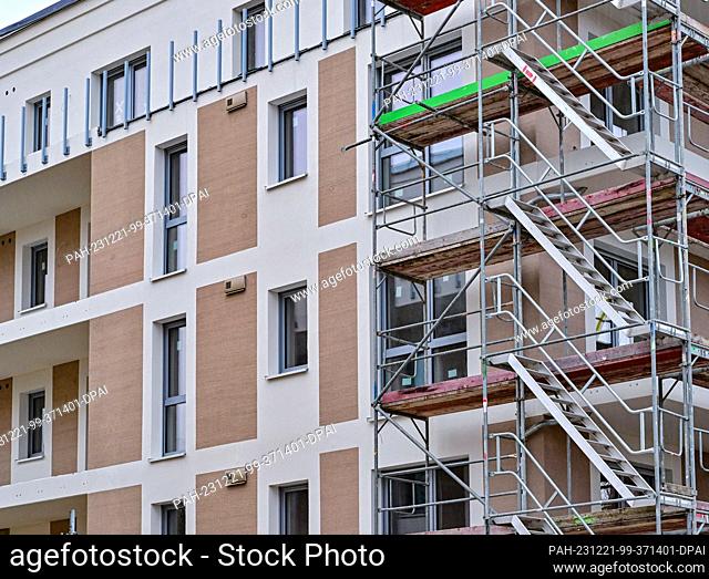 20 December 2023, Brandenburg, Frankfurt (Oder): A construction site with new apartments in newly built apartment buildings. Photo: Patrick Pleul/dpa