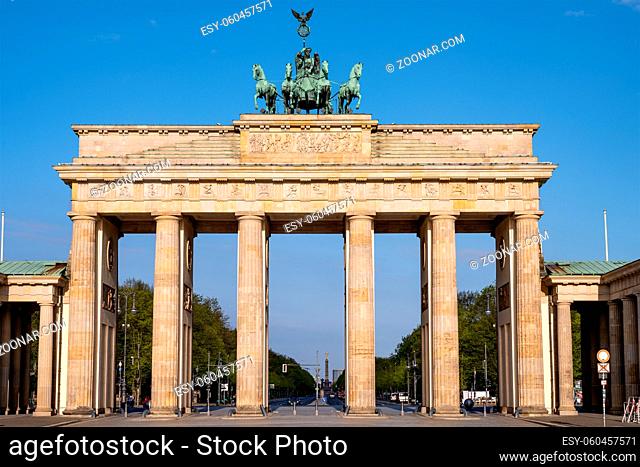 Das berühmte Brandenburger Tor in Berlin früh am Morgen ohne Menschen