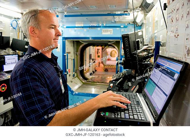 NASA astronaut Jeffrey Williams, Expedition 21 flight engineer and Expedition 22 commander, uses a computer during a training session in an International Space...