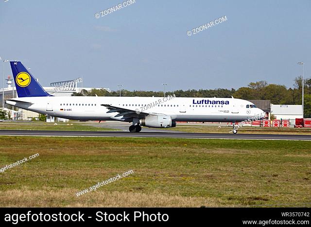 Start des Airbus A321-100 mit dem Namen Erlangen der Gesellschaft Lufthansa vom Frankfurter Flughafen am 23. April 2015