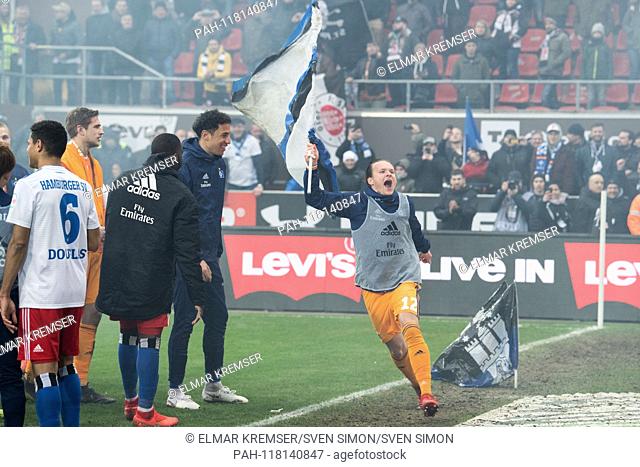 Goalkeeper Tom MICKEL (right, HH) and the Hamburger SV players are happy about the victory, cheering, jubilation, cheering, cheering, joy, cheers, celebrate