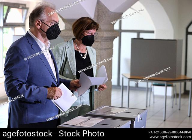 06 June 2021, Saxony-Anhalt, Wittenberg: Reiner Haseloff (CDU), Minister President of Saxony-Anhalt, and his wife Gabriele Haseloff cast their votes at the...