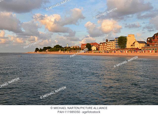 A number of buildings and hotels beside the bathing beach of Wyk on the island Föhr with ocean view, 29 July 2018 | usage worldwide