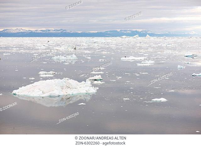 Arktische Landschaft in Grönland mit Fischerbooten und Eisbergen / Arctic landscape in Greenland around Disko Island with icebergs, ocean