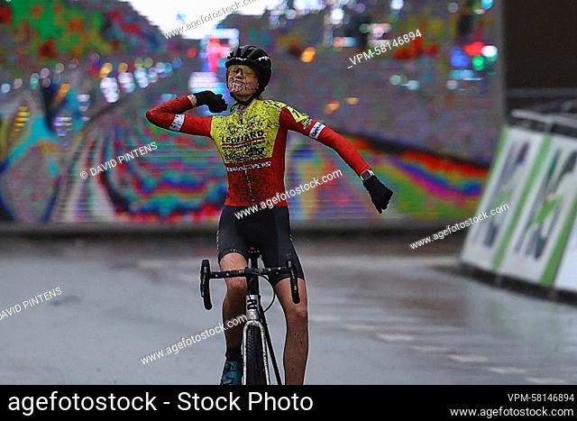 Sanne Laurijssen celebrates as she crosses the finish line to win the women's u17 race of the Belgian national championships cyclocross