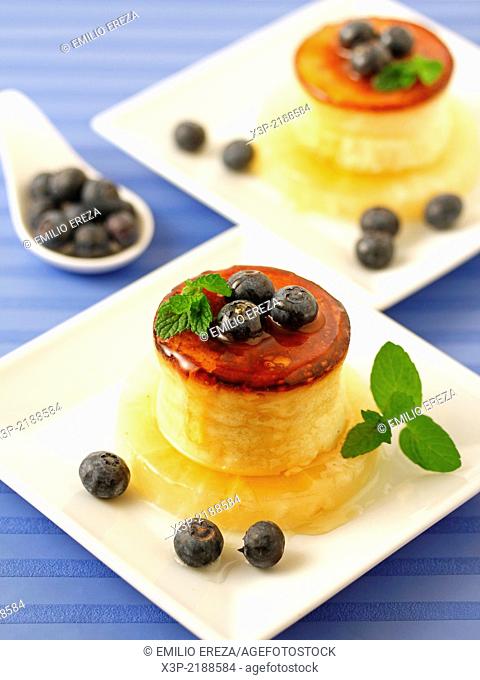 Cheese tart with honey and blueberries