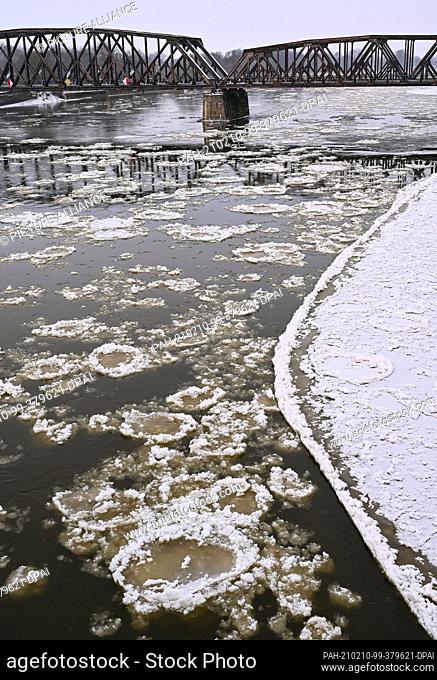 10 February 2021, Brandenburg, Küstrin-Kietz: Ice floes, so-called Brieger Gänse, drift downstream on the German-Polish border river Oder