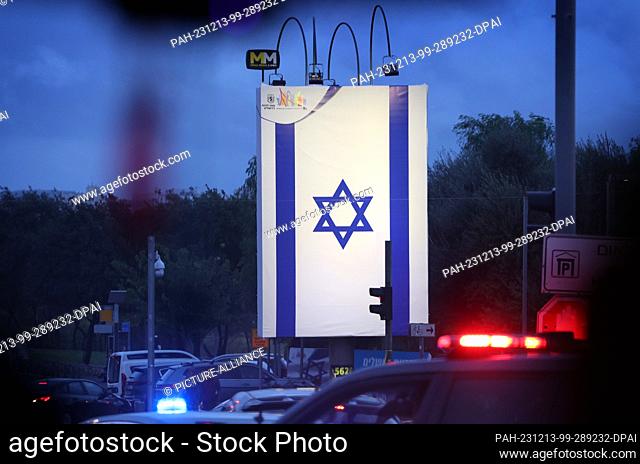 13 December 2023, Israel, Jerusalem: A large Israeli flag hangs at a crossroads. Photo: Karl-Josef Hildenbrand/dpa. - Jerusalem/Israel/Israel
