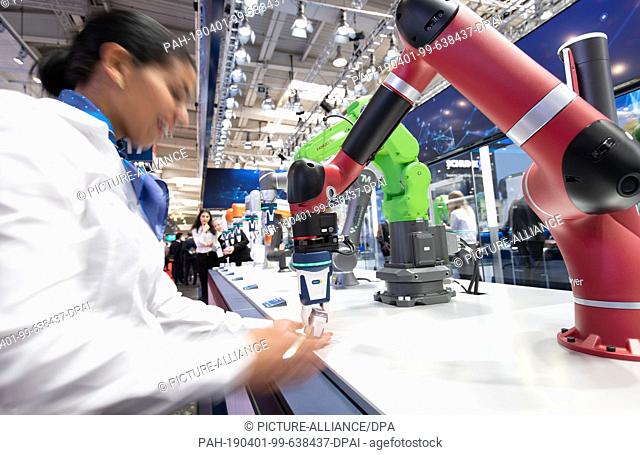 01 April 2019, Lower Saxony, Hannover: Schunk employee Maroua Abid demonstrates the work with an automated robot arm. From 1 to 5 April