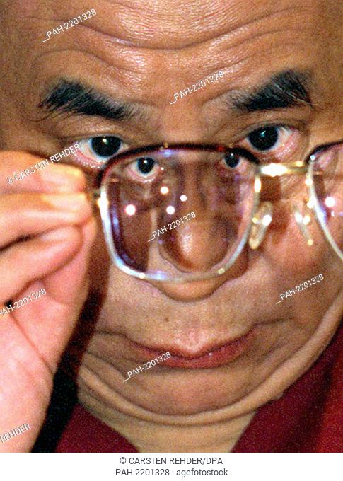 The Dalai Lama peers through his eyeglasses on a press conference in Hamburg, pictured on 25th October 1998. | usage worldwide. - Hamburg/Germany