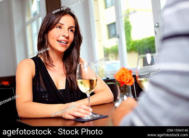 Junges Paar im Restaurant redet miteinander