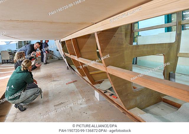 16 July 2019, Brandenburg, Kienitz-Nord: The shell of a catamaran can be seen in a hall. Some people dream of a trip around the world