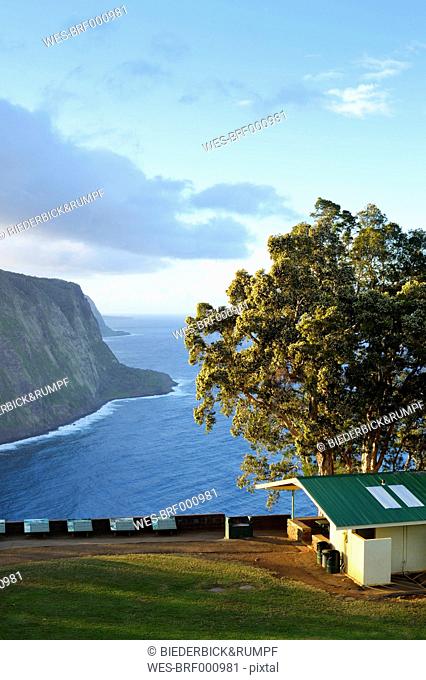 USA, Hawaii, Big Island, Waipio Valley, view from observation point to steep coast