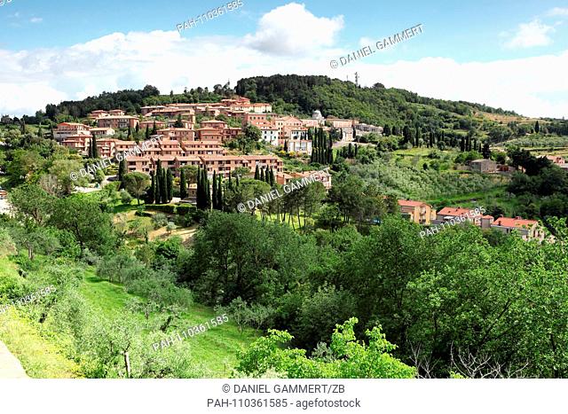 04.06.2018, Italy, Montalcino: View of a district of Montalcino. Viewpoint is the Via Strozzi below the Cattedrale del Santissimo Salvatore; at about 43 ° 03'30