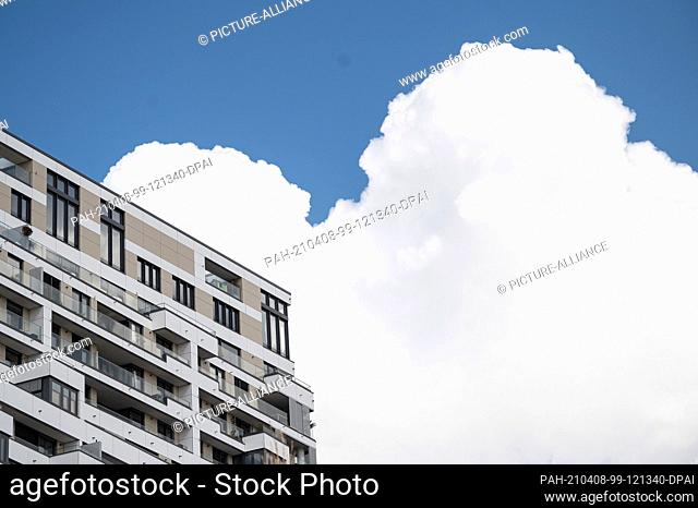 06 April 2021, Hessen, Frankfurt/Main: A cloud passes behind a new building in the Europaviertel. (to dpa ""Construction financing booming - new business at...