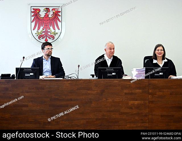 11 October 2023, Brandenburg, Potsdam: Presiding Judge Christiane Hesse-Lang (r) speaks in the Regional Court at the start of the trial against the managing...