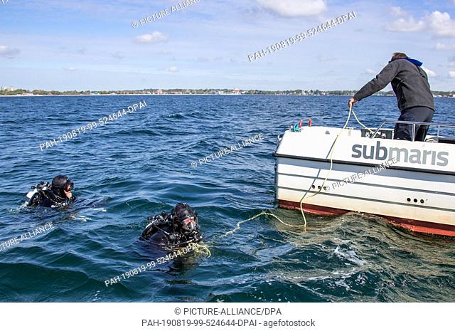 15 May 2019, Schleswig-Holstein, Eckernförde: Divers document beside the fishing cutter ""Ecke20"" the recovery of a ghost net from the Baltic Sea