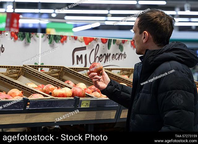 RUSSIA, ROSTOV-ON-DON - FEBRUARY 9, 2023: A man shops for pomegranates at a Magnit supermarket. Erik Romanenko/TASS