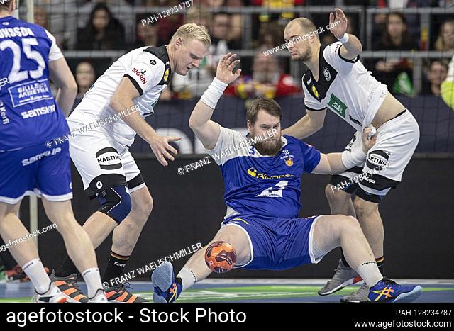 Patrick WIENCEK (GER, l.) And Paul DRUX (GER, r.) Have Kari Kristjan KRISTJANSSON (ISL) well under control; Action; Game scene; Handball Laenderspiel der...
