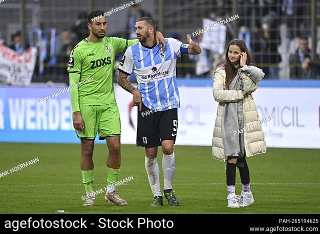 Aziz BOUHADDOUZ (DU) and Sascha MOELDERS (TSV Munich 1860) and daughter after the end of the game, football 3rd league, Liga3, 16