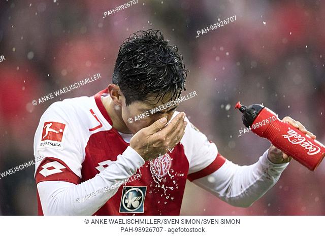 Yoshinori MUTO (MZ) spritzt sich Wasser ins Gesicht, Erfrischung. Fussball 1. Bundesliga, 19. matchday, FSV FSV FSV Mainz 05 (MZ) - VfB Stuttgart (S) 3:2, am 20